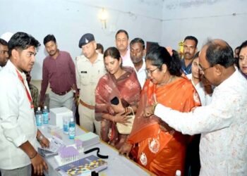 प्रभारी मंत्री उइके ने सरई में मल्टीस्पेशियलिटी मेगा स्वास्थ्य शिविर का किया अवलोकन
