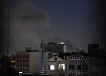 ईरान पर हमलों के खिलाफ पाकिस्तान में प्रदर्शन, रक्षा मंत्री ने जताई चिंता—‘जंग हमारे लिए खतरनाक’