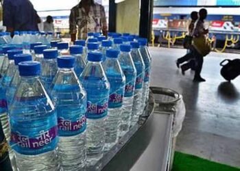 रेलवे स्टेशन पर ठंडे पानी के नाम पर लूट! वेंडर ओवररेट में बेच रहे बोतलें