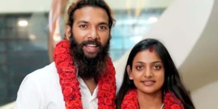 मोनालिसा की शादी में बड़ा फर्जीवाड़ा, फरमान पर पॉक्सो एक्ट के तहत मुकदमा; कुंभ गर्ल की उम्र छिपाने पर MP-केरल के DGP को दिल्ली तलब