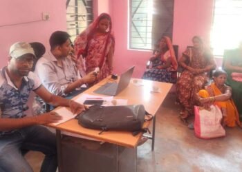 महतारी वंदना योजना में केवाईसी सर्वर बना परेशानी का कारण, घंटों इंतजार के बाद भी निराश लौटी महिलाएं