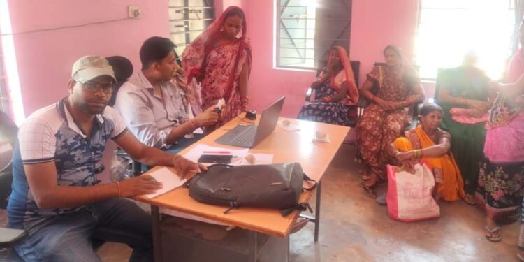 महतारी वंदना योजना में केवाईसी सर्वर बना परेशानी का कारण, घंटों इंतजार के बाद भी निराश लौटी महिलाएं