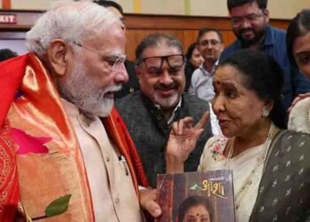 आशा भोसले के निधन की खबरों पर देशभर में शोक, राजनीतिक हस्तियों ने दी श्रद्धांजलि