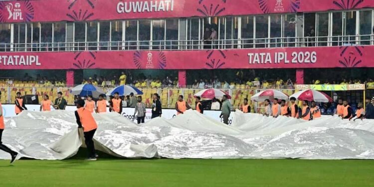 गुवाहाटी ग्राउंड स्टाफ को 25 लाख इनाम, बारिश में भी संभाला मैदान