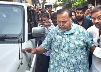 पश्चिम बंगाल के पूर्व मंत्री पार्थ चटर्जी के घर ED की रेड, SSC घोटाले में एक्शन