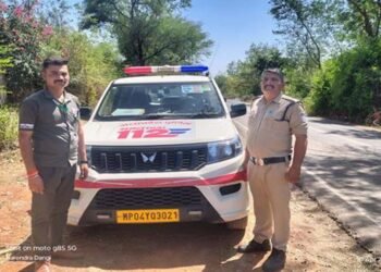 विदिशा के डायल-112 हीरोज- सूखे कुएँ में परित्यक्त मिली नवजात बच्ची को डायल 112 ने सुरक्षित अस्पताल पहुँचाया