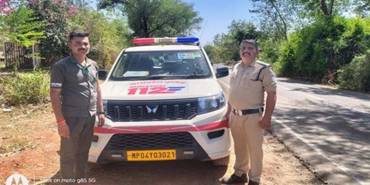 विदिशा के डायल-112 हीरोज- सूखे कुएँ में परित्यक्त मिली नवजात बच्ची को डायल 112 ने सुरक्षित अस्पताल पहुँचाया