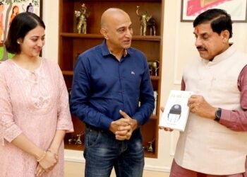 मुख्यमंत्री डॉ.यादव ने क्रिकेटर और कोच अमय खुरासिया की पुस्तक 74 वर्ष बाद पुस्तक का विमोचन किया