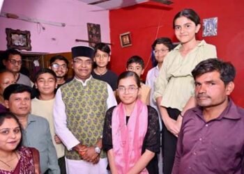 नरेला की बेटी हिमांशी ने रचा इतिहास, मंत्री सारंग ने घर पहुंचकर बढ़ाया हौसला : लैपटॉप देने का किया वादा