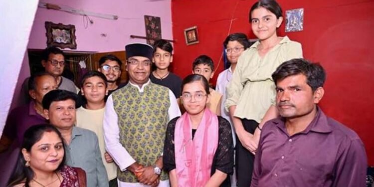 नरेला की बेटी हिमांशी ने रचा इतिहास, मंत्री सारंग ने घर पहुंचकर बढ़ाया हौसला : लैपटॉप देने का किया वादा