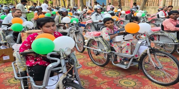 एमसीबी : जिला प्रशासन की त्वरित संवेदनशीलता : दिव्यांग रामकृपाल को तत्काल मिली मोटराइज्ड ट्राईसाइकिल