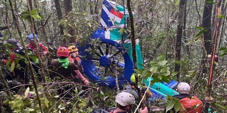 इंडोनेशिया विमान हादसा: लापता हेलीकॉप्टर का मलबा मिला, 8 लोगों की मौत
