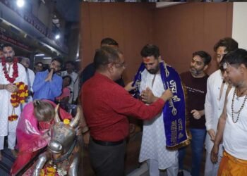 महाकाल के दरबार में अक्षय और टाइगर: नंदी के कान में कही मनोकामना, देश की तरक्की की कामना की, डिंपल कपाड़िया भी साथ