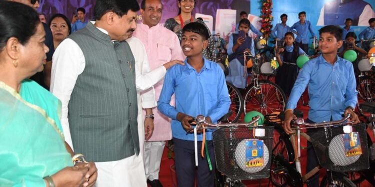 मुख्यमंत्री डॉ. मोहन यादव ने बच्चों पर की पुष्प वर्षा, हजारों बच्चों ने प्रदेश के स्कूलों में लिया प्रवेश