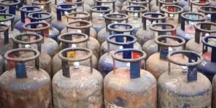 वित्तीय वर्ष के पहले दिन महंगाई का असर, कमर्शियल LPG की कीमतों में ₹195.5 का इजाफा