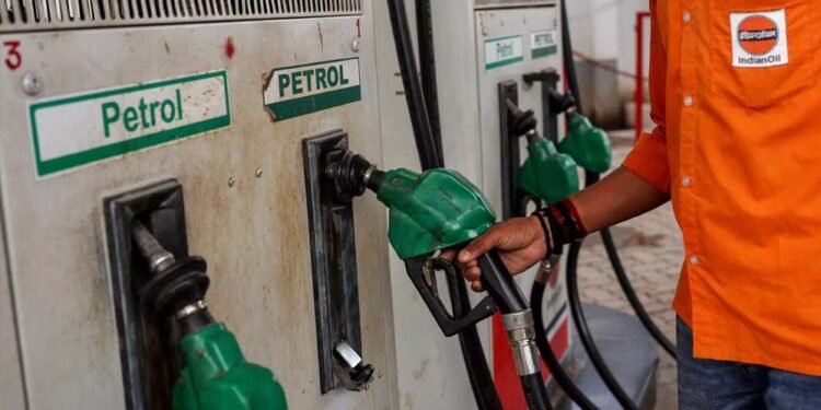 महंगाई का बड़ा झटका: प्रीमियम पेट्रोल-डीजल के दाम बढ़े, घर से निकलने से पहले चेक करें