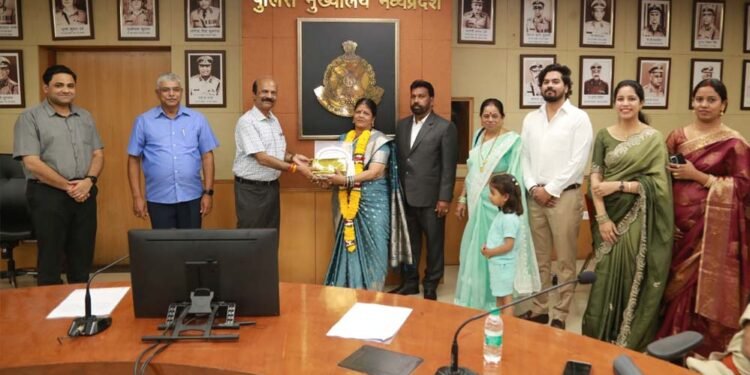 पुलिस मुख्यालय परिवार द्वारा नौसेवानिवृत्‍त कर्मचारियों को भावभीनी विदाई