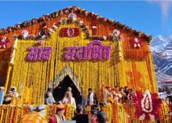 केदारनाथ धाम के कपाट खुले, महादेव के जयकारे से गूंज उठा वातावरण, हुई पुष्प वर्षा