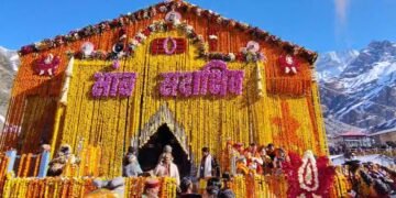 केदारनाथ धाम के कपाट खुले, महादेव के जयकारे से गूंज उठा वातावरण, हुई पुष्प वर्षा