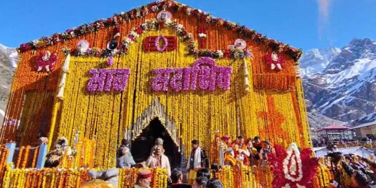 केदारनाथ धाम के कपाट खुले, महादेव के जयकारे से गूंज उठा वातावरण, हुई पुष्प वर्षा