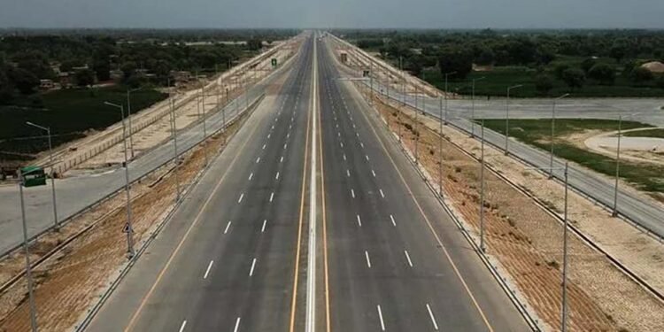 इकोनॉमिक कॉरिडोर से रोकेगा बुंदेलखंड से पलायन, लखनऊ से इंदौर तक बनाने की तैयारी