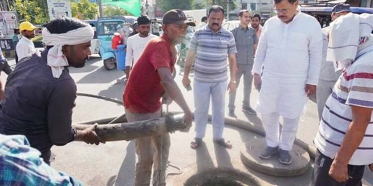 पानी की आपूर्ति और साफ-सफाई व्यवस्था में कोताही बर्दाश्त नहीं करेंगे: ऊर्जा मंत्री तोमर