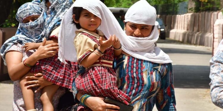 एमपी में भीषण गर्मी से परेशान बच्चों के लिए स्कूलों की छुट्टी का प्रस्ताव, कलेक्टर की मंजूरी का इंतजार!