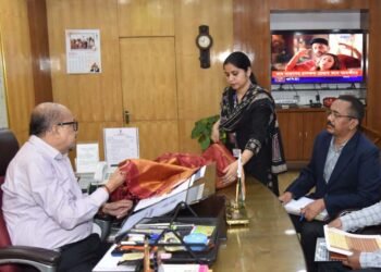 रायपुर : राज्यपाल ने कोसा वस्त्रों के नवाचार और बुनकरों के आर्थिक सशक्तिकरण पर दिया जोर