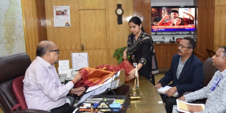 रायपुर : राज्यपाल ने कोसा वस्त्रों के नवाचार और बुनकरों के आर्थिक सशक्तिकरण पर दिया जोर