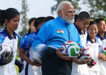 पीएम मोदी ने फुटबॉल मैच में गोल के बाद खिलाड़ियों के साथ मनाया जश्न, देखिए तस्वीरें