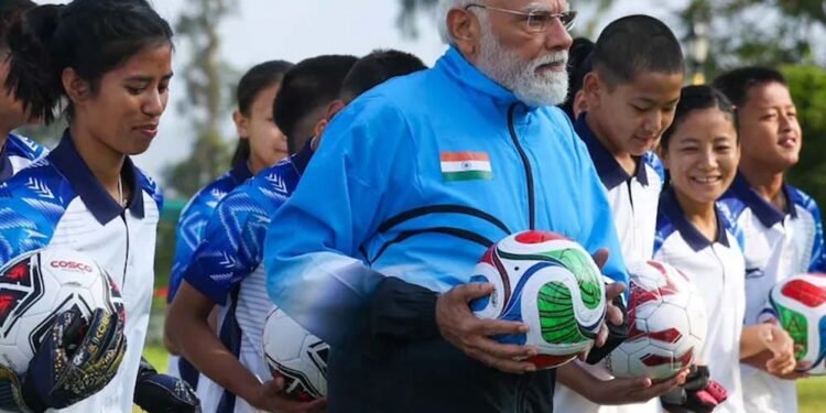 पीएम मोदी ने फुटबॉल मैच में गोल के बाद खिलाड़ियों के साथ मनाया जश्न, देखिए तस्वीरें