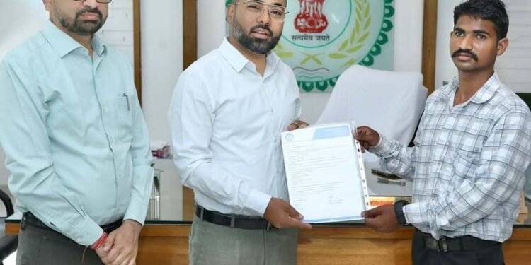 नक्सल पीड़ितों को नया जीवन: कलेक्टर ने सौंपे नियुक्ति पत्र, कांकेर बना पहला प्रशिक्षण और रोजगार प्रदान करने वाला जिला