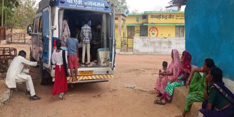 ​वनांचलों की ‘संजीवनी’ बनी मोबाइल मेडिकल यूनिट: साढ़े तीन माह में 2000 से अधिक ग्रामीणों का हुआ निःशुल्क उपचार