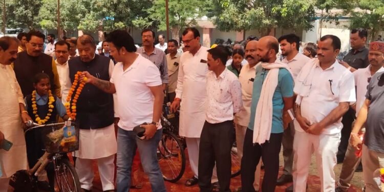 शैक्षणिक सत्र के द्वितीय दिवस भी शासकीय विद्यालयों में ‘प्रवेश उत्सव’ का हुआ आयोजन