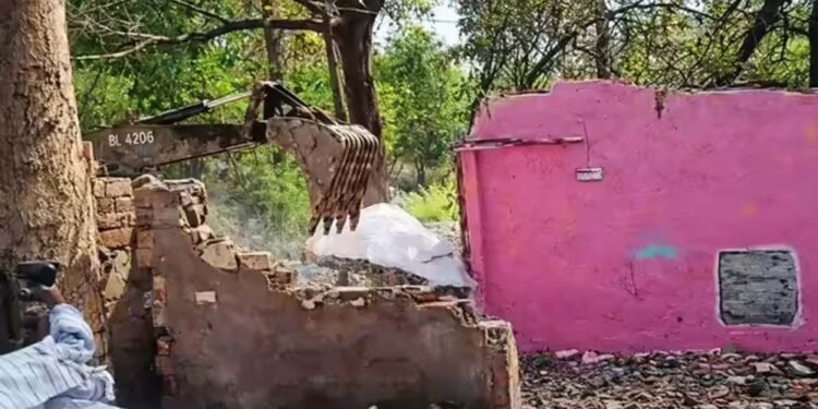 बड़े तालाब के किनारे अवैध निर्माण पर बड़ा एक्शन, 347 बंगलों पर चला बुलडोजर