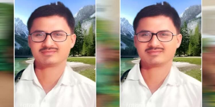 रीवा के राजस्व विभाग में बड़ा फर्जीवाड़ा उजागर: बिना किसी सरकारी आदेश के बदल दिया गया किसान की जमीन का नक्शा, RTI में हुआ सनसनीखेज खुलासा  सिरमौर/रीवा। मध्य प्रदेश के रीवा जिले के तहसील सिरमौर अंतर्गत ग्राम पिपरी में राजस्व अभिलेखों के साथ गंभीर छेड़छाड़ और ‘डिजिटल फर्जीवाड़े’ का एक बड़ा मामला सामने आया है। यहाँ एक किसान की निजी भूमि का नक्शा बिना किसी आवेदन, बिना किसी सक्षम न्यायालय के आदेश और बिना किसी वैधानिक प्रक्रिया के कंप्यूटर रिकॉर्ड (पोर्टल) पर बदल दिया गया है।  क्या है पूरा मामला? ग्राम पिपरी निवासी आशीष मिश्रा (पिता श्री सम्पत प्रसाद मिश्रा) ने अपनी आराजी क्रमांक 88/1 एवं 88/2 के नक्शे में हुई संदिग्ध तरमीम (संशोधन) को लेकर सूचना के अधिकार (RTI) के तहत जानकारी मांगी थी। महीनों के चक्कर लगवाने और प्रथम अपील के बाद जो जवाब विभाग से मिला, उसने राजस्व विभाग की कार्यप्रणाली पर गंभीर सवाल खड़े कर दिए हैं।  RTI में विभाग ने खुद स्वीकारी ‘अंधेरगर्दी’: लोक सूचना अधिकारी एवं नायब तहसीलदार वृत्त बैकुण्ठपुर ने अपने लिखित प्रतिवेदन (पत्र क्रमांक 292/2026 दिनांक 06/02/2026) में स्वीकार किया है कि: कंप्यूटर नक्शे में तो तरमीम (बदलाव) दिख रहा है, लेकिन मूल पटवारी नक्शा शीट (Field Map) में इसका कोई रिकॉर्ड नहीं है। राजस्व अभिलेखों (खसरा आदि) में इस तरमीम से संबंधित कोई भी प्रविष्टि दर्ज नहीं है। सबसे चौंकाने वाली बात यह है कि विभाग को यह भी नहीं पता कि यह बदलाव किस वर्ष में हुआ और किस अधिकारी के आदेश से किया गया। यानी बिना किसी फाइल और बिना किसी आदेश के रातों-रात कंप्यूटर पर नक्शा बदल दिया गया। पीड़ित का आरोप: “राजस्व अमले की मिलीभगत से हुआ खेल” पीड़ित आशीष मिश्रा का कहना है कि उन्होंने इसके लिए दो बार आवेदन दिए और कई बार अधिकारियों के चक्कर काटे। उन्होंने आरोप लगाया कि पटवारी और संबंधित राजस्व कर्मचारियों ने निजी स्वार्थ के चलते अभिलेखों में कूट-रचना (Forgery) की है। पीड़ित ने अब एसडीएम सिरमौर से मांग की है कि इस अवैध तरमीम को तत्काल निरस्त किया जाए और उन दोषियों पर एफआईआर (FIR) दर्ज की जाए जिन्होंने सरकारी पोर्टल के डेटा के साथ छेड़छाड़ की है। अधिकारियों की चुप्पी: बिना आदेश के नक्शा बदलने का यह मामला जिले में चर्चा का विषय बना हुआ है। अब देखना यह है कि प्रशासन इस ‘डिजिटल सेंधमारी’ को सुधारता है या फिर मामले को ठंडे बस्ते में डाल दिया जाता है। पीड़ित ने चेतावनी दी है कि यदि जल्द न्याय नहीं मिला तो वे उच्च न्यायालय (High Court) की शरण लेंगे। संपर्क हेतु (Contact Info): आशीष मिश्रा (पीड़ित) ग्राम पिपरी, तहसील सिरमौर, रीवा मोबाइल: 8959446240