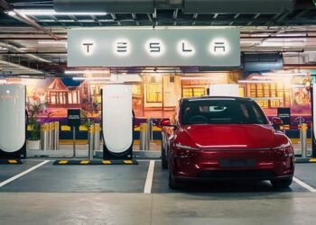 TESLA ने लगाया नया सुपरचार्जर, अब 15 मिनट में चार्ज होगी इलेक्ट्रिक कार