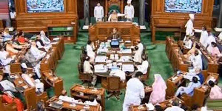 महिला आरक्षण बिल पर संसद में सख्ती, बीजेपी ने जारी किया तीन लाइन का व्हिप