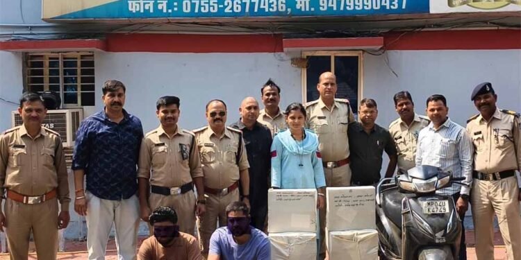 थाना अयोध्यानगर पुलिस ने 02 शराब  तस्करो को 10 पेटी  अग्रेजी शराब के साथ  किया गिरफ्तार, रायसेन, विदिशा जिले से लाकर कर रहे थे भोपाल में शराब तस्करी।