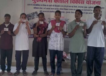 बंदूक छोड़ थामा ट्रैक्टर का स्टीयरिंग: नारायणपुर में आत्मसमर्पित नक्सलियों की नई पारी