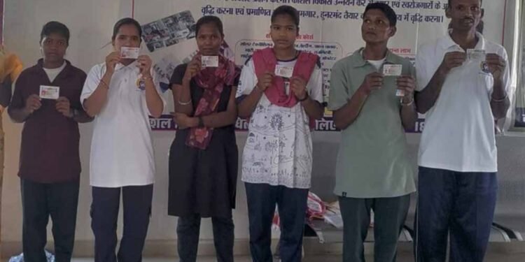 बंदूक छोड़ थामा ट्रैक्टर का स्टीयरिंग: नारायणपुर में आत्मसमर्पित नक्सलियों की नई पारी