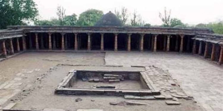 भोजशाला विवाद: 1978 के सर्वे का हवाला, Hindu Front for Justice ने हाई कोर्ट में कहा—यह मंदिर है, मस्जिद नहीं;