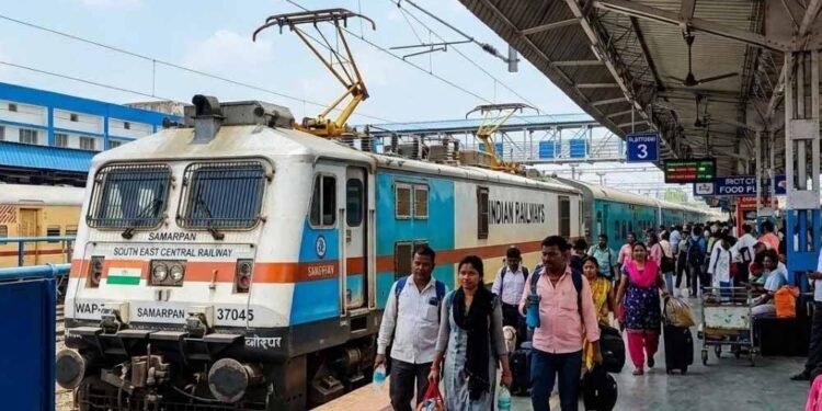 महाराष्ट्र से बंगाल तक 11 स्पेशल ट्रेनें, 1.5 लाख यात्रियों को कंफर्म सीट की बड़ी राहत