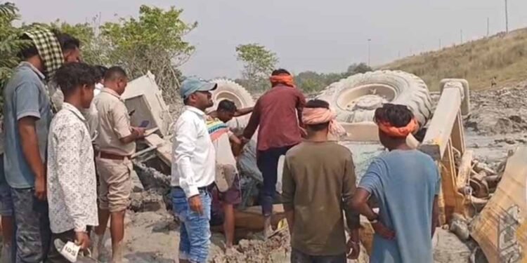 कोरबा हादसा: राखड़ बांध फूटा, जेसीबी ऑपरेटर की मौत; 3 मजदूरों का रेस्क्यू कर बचाई जान