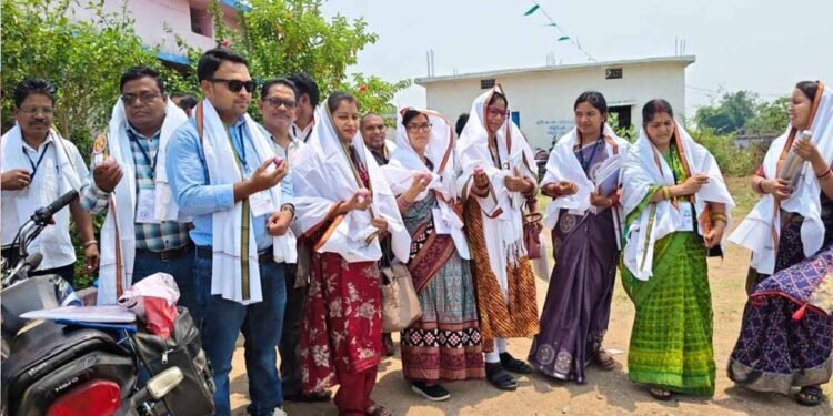 तहसीलदार का अनोखा स्वागत: प्रगणकों को दिए प्याज-टॉवेल, लौटने पर मिलेगा नींबू शरबत