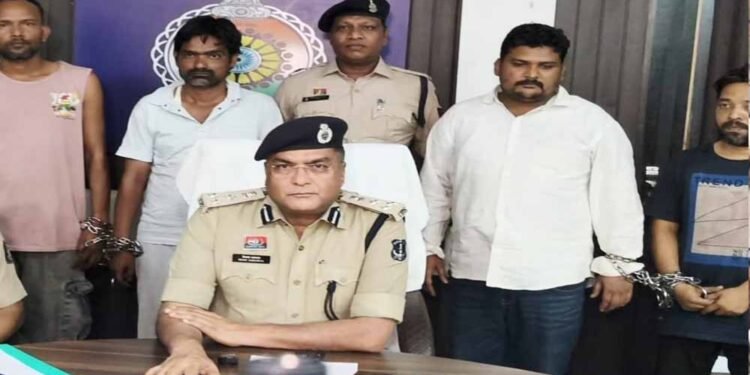 नशीली सिरप तस्करी का भंडाफोड़: 4 आरोपी गिरफ्तार, 800 बोतलें जब्त