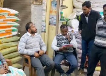 यूरिया की कालाबाजारी पर कार्रवाई तेज, एसडीएम व उप संचालक ने किया निरीक्षण