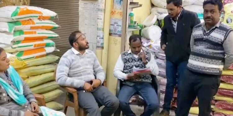 यूरिया की कालाबाजारी पर कार्रवाई तेज, एसडीएम व उप संचालक ने किया निरीक्षण