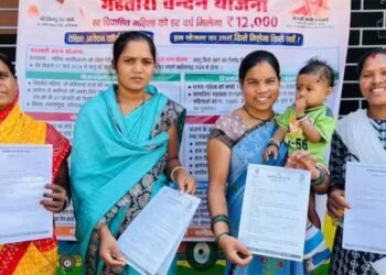 Bastar में महतारी वंदन योजना के लिए KYC अनिवार्य, अपडेट कराने उमड़ी महिलाओं की भीड़