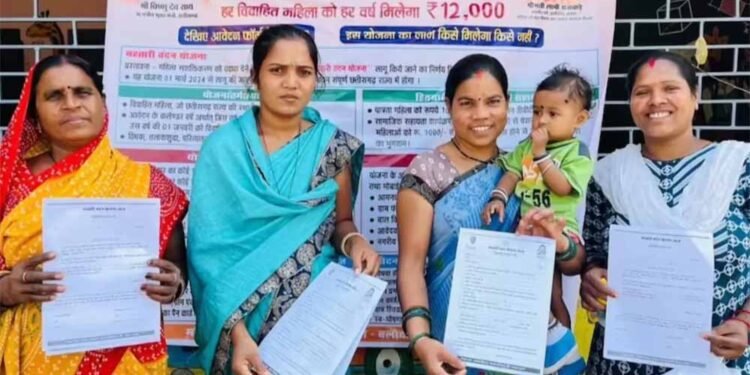 Bastar में महतारी वंदन योजना के लिए KYC अनिवार्य, अपडेट कराने उमड़ी महिलाओं की भीड़